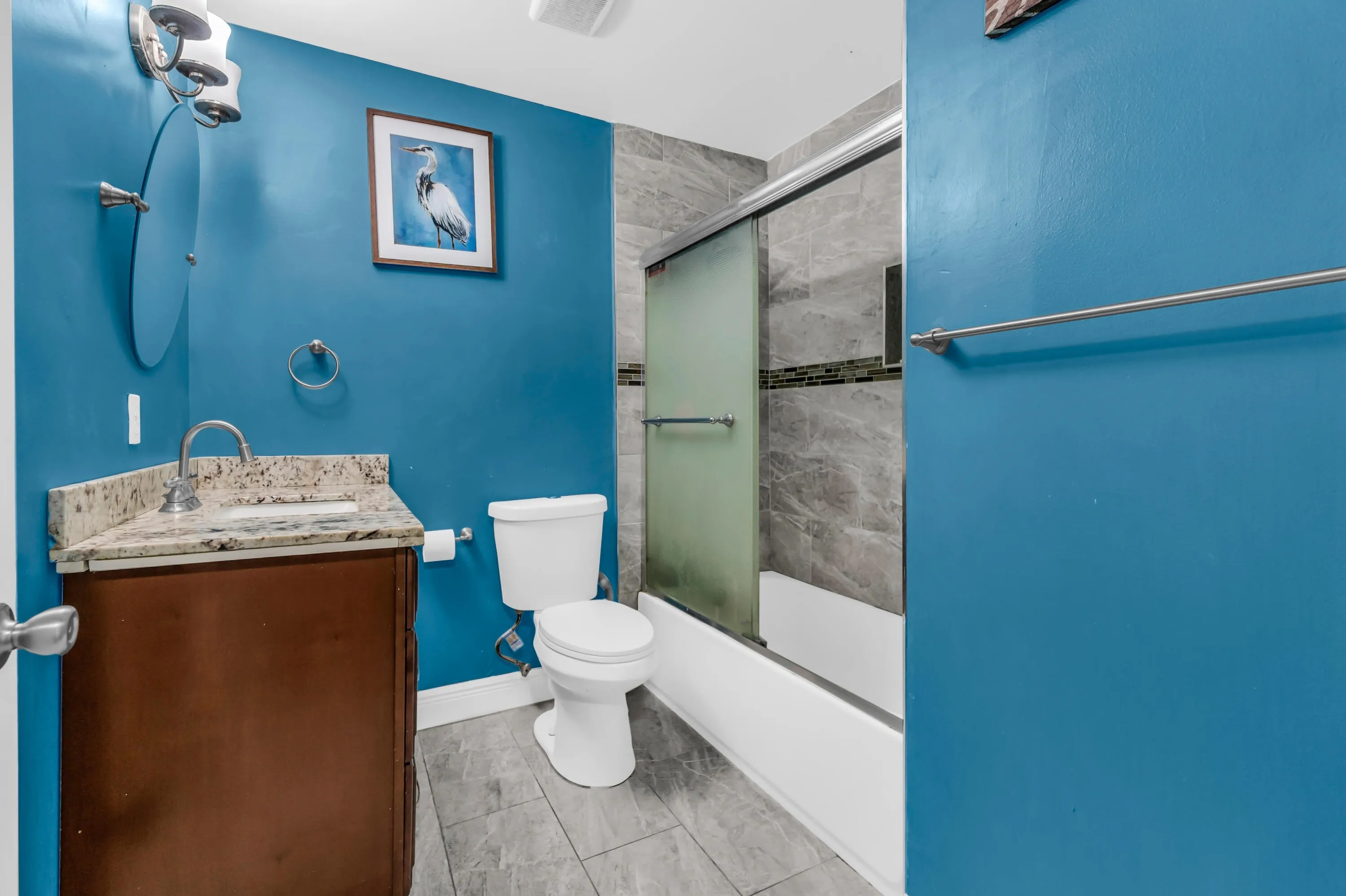BATHROOM UPSTARIS