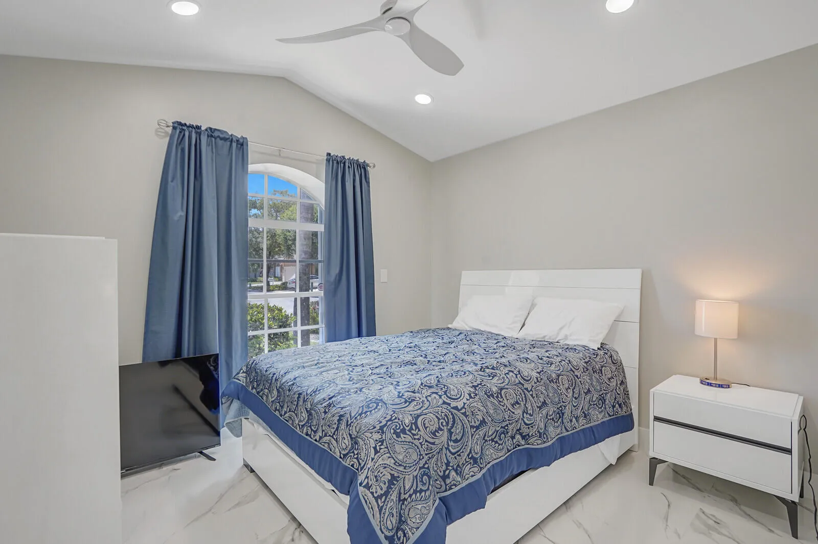 GUEST BEDROOM (1)