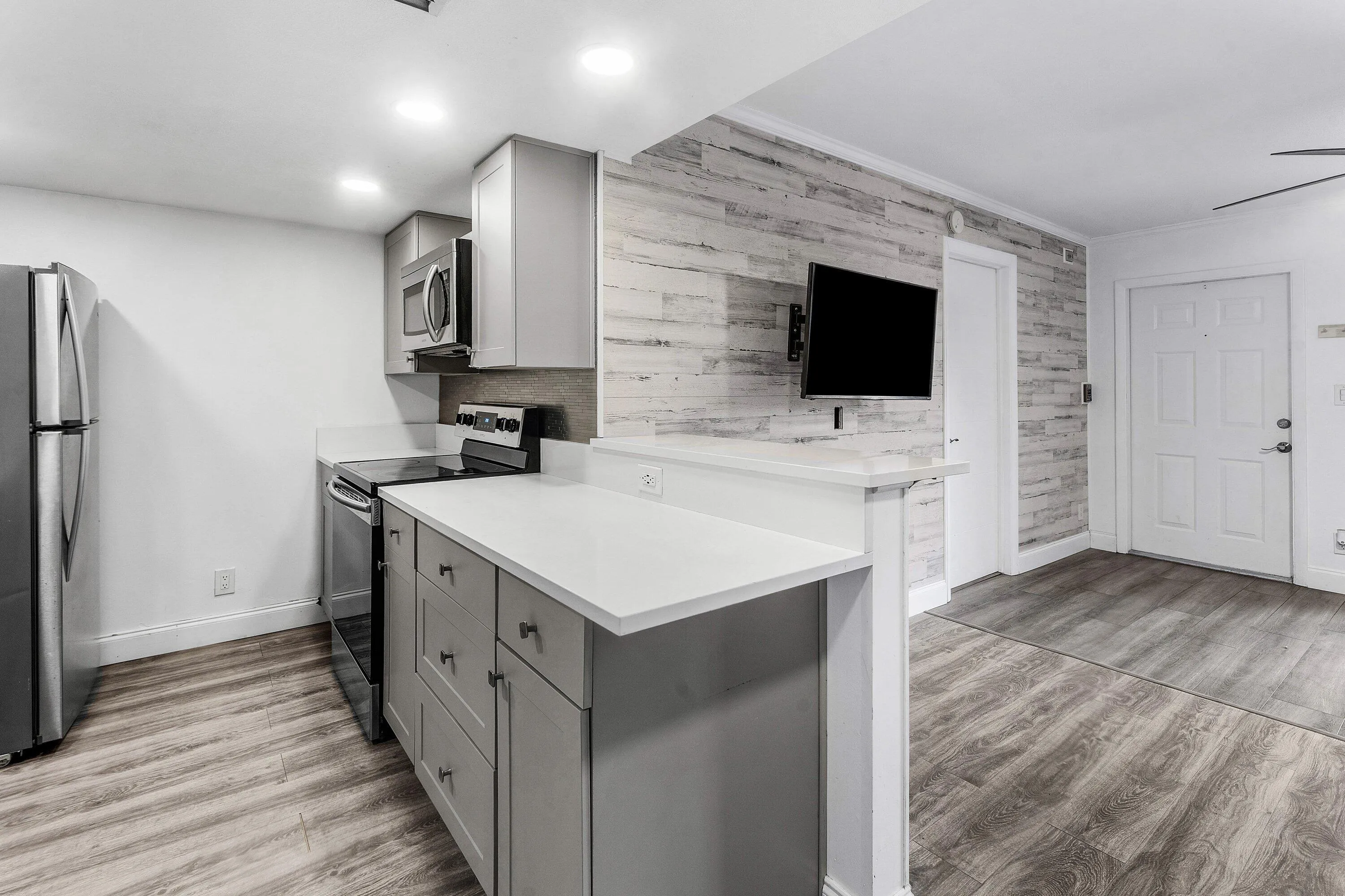 013-612ExecutiveCenterDrive-3107-WestPal
