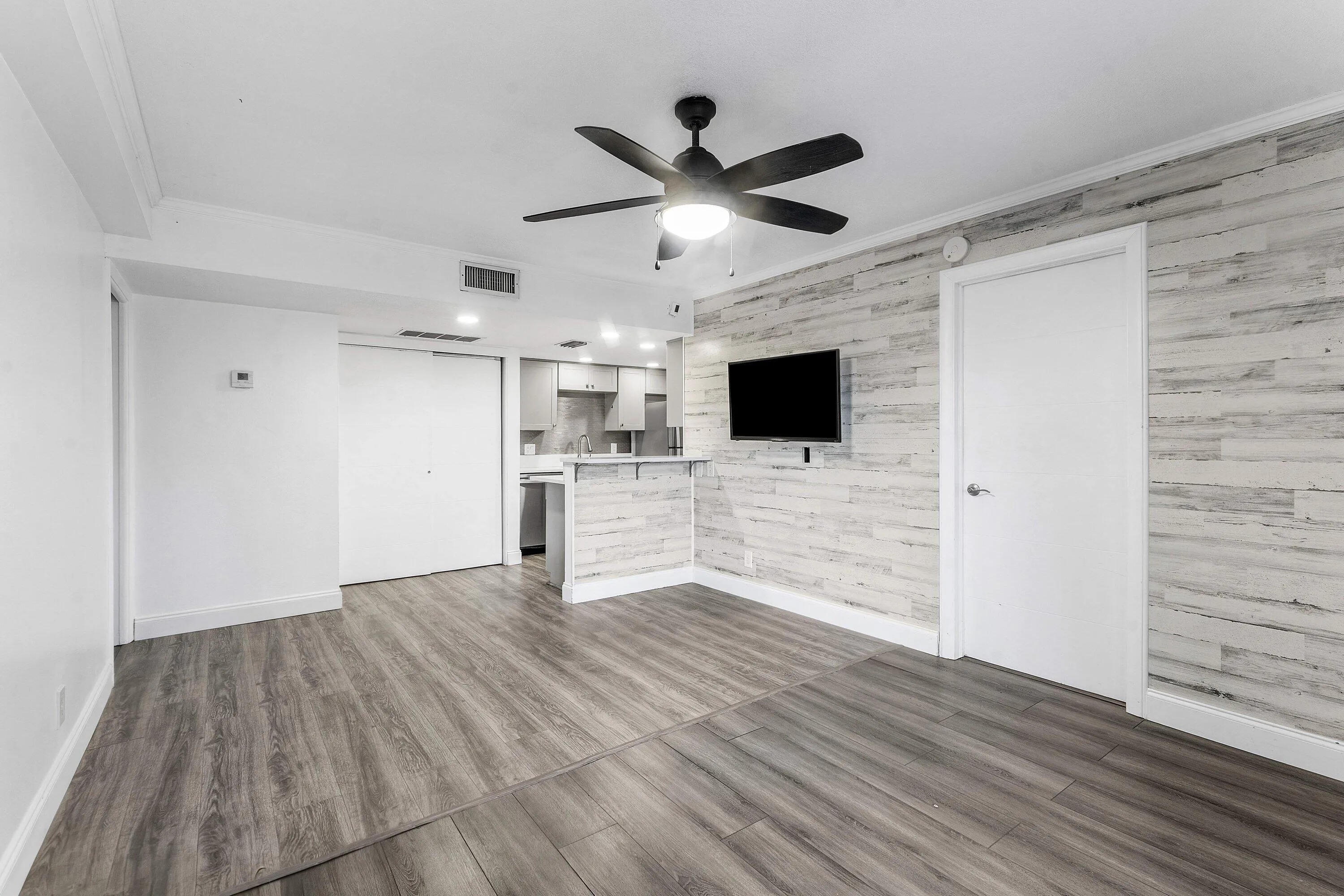 008-612ExecutiveCenterDrive-3107-WestPal