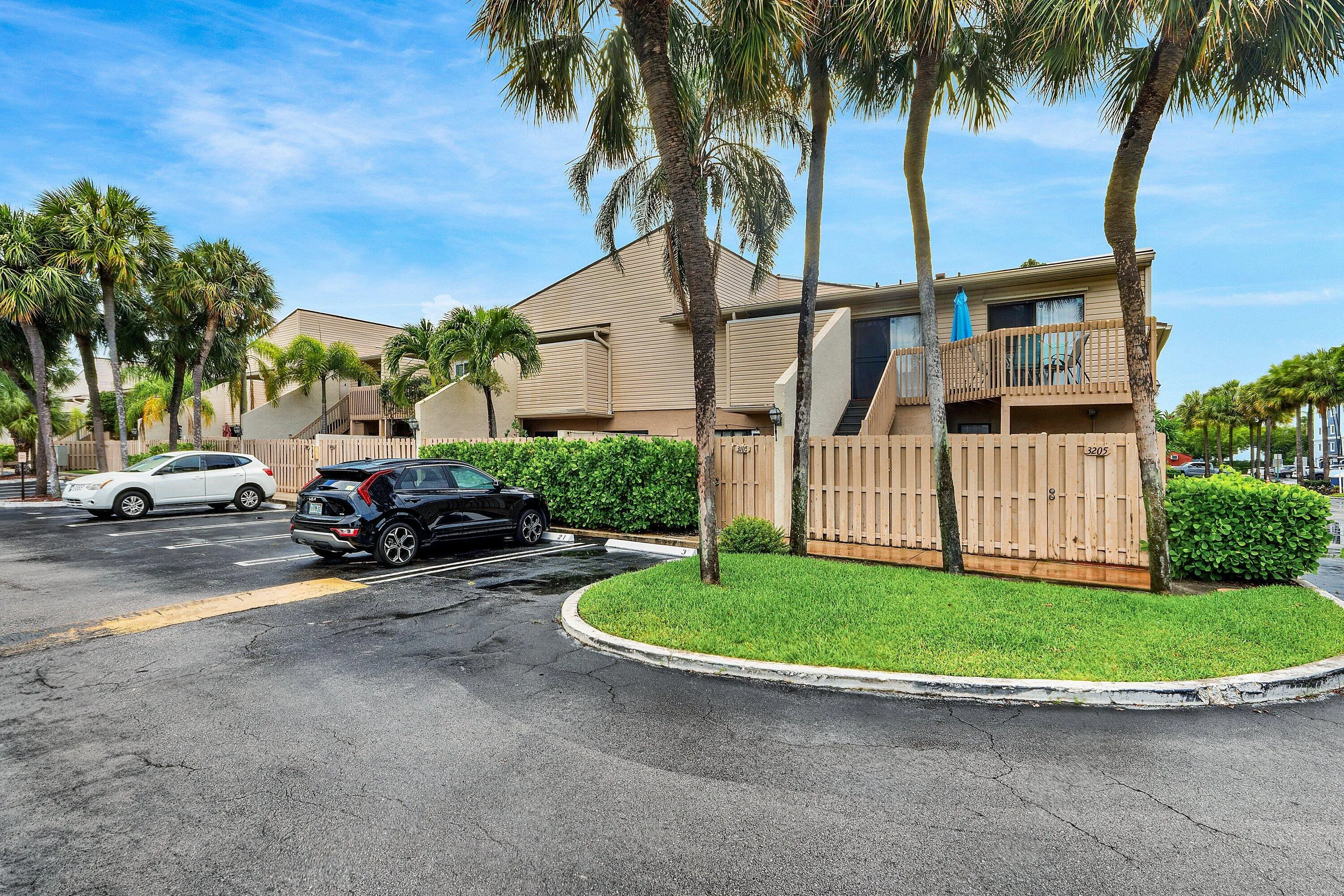 002-612ExecutiveCenterDrive-3107-WestPal