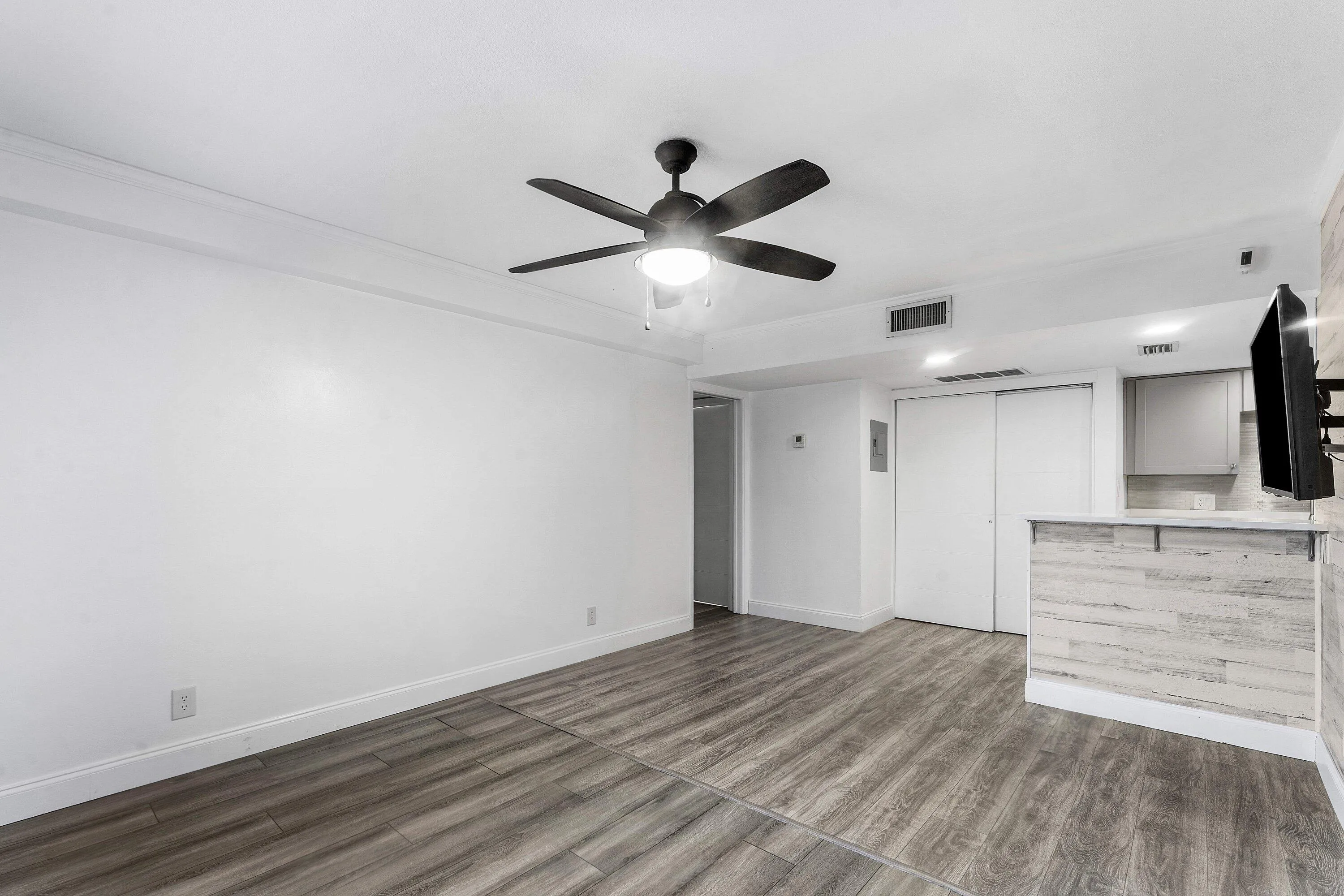 009-612ExecutiveCenterDrive-3107-WestPal