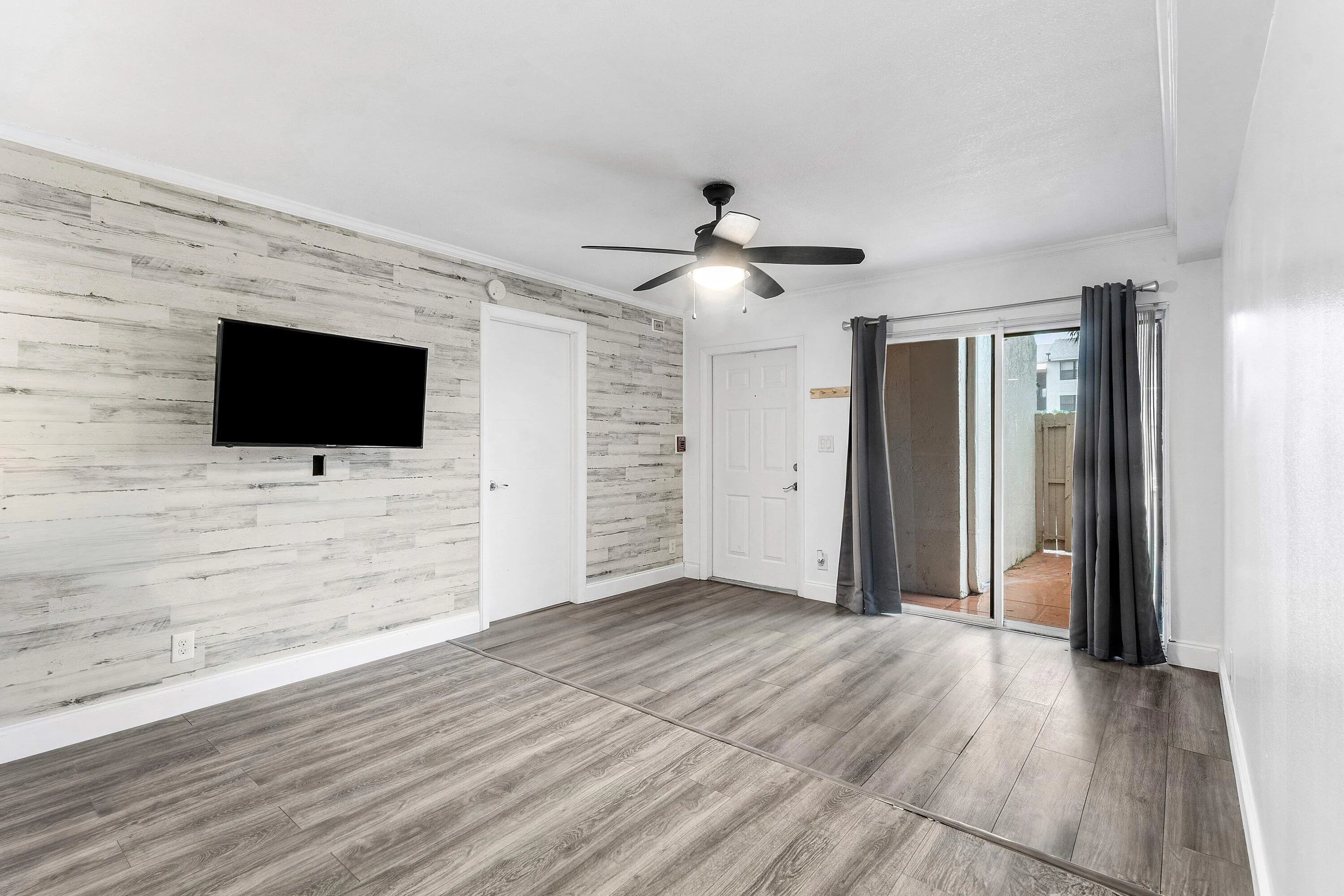 007-612ExecutiveCenterDrive-3107-WestPal