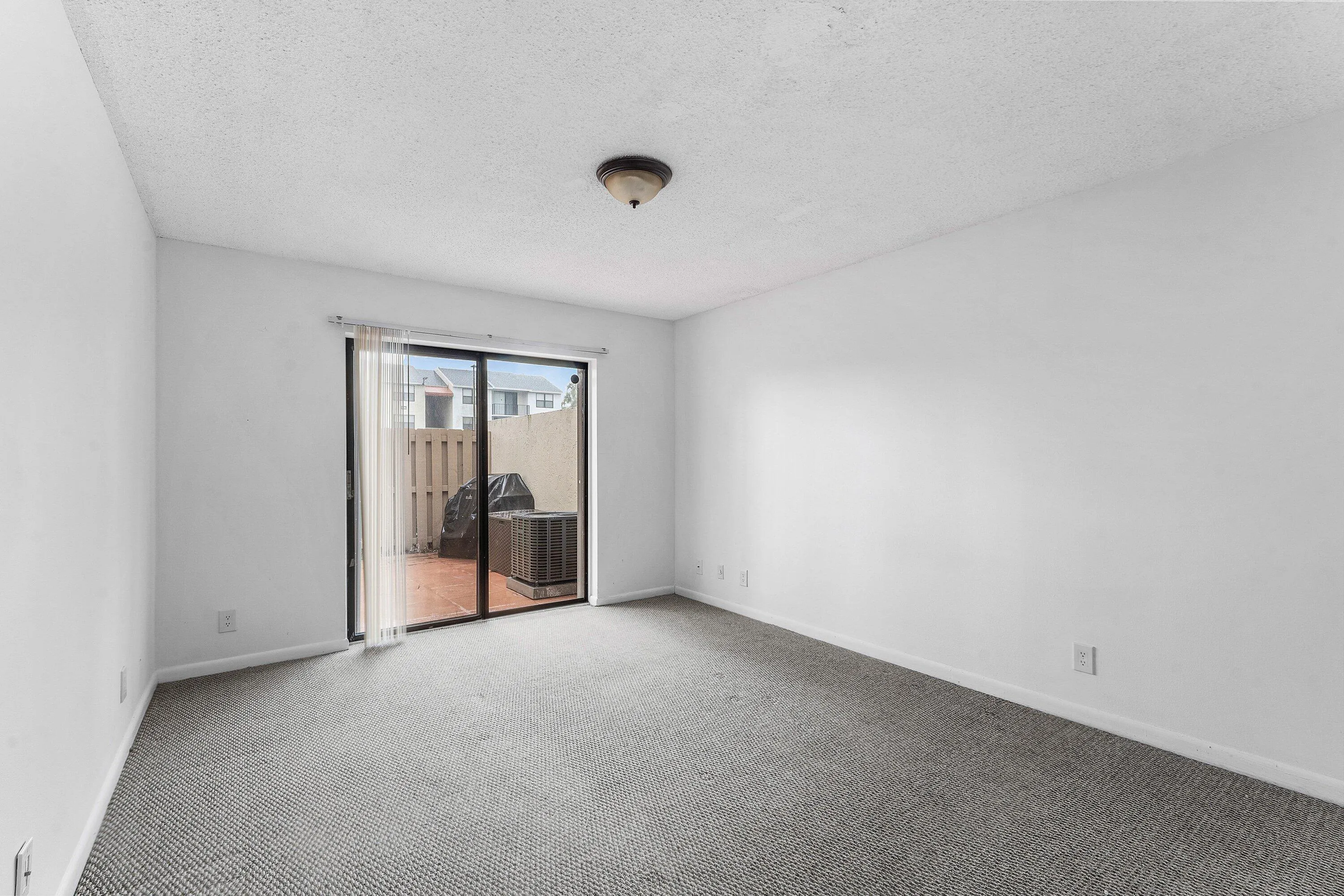 018-612ExecutiveCenterDrive-3107-WestPal
