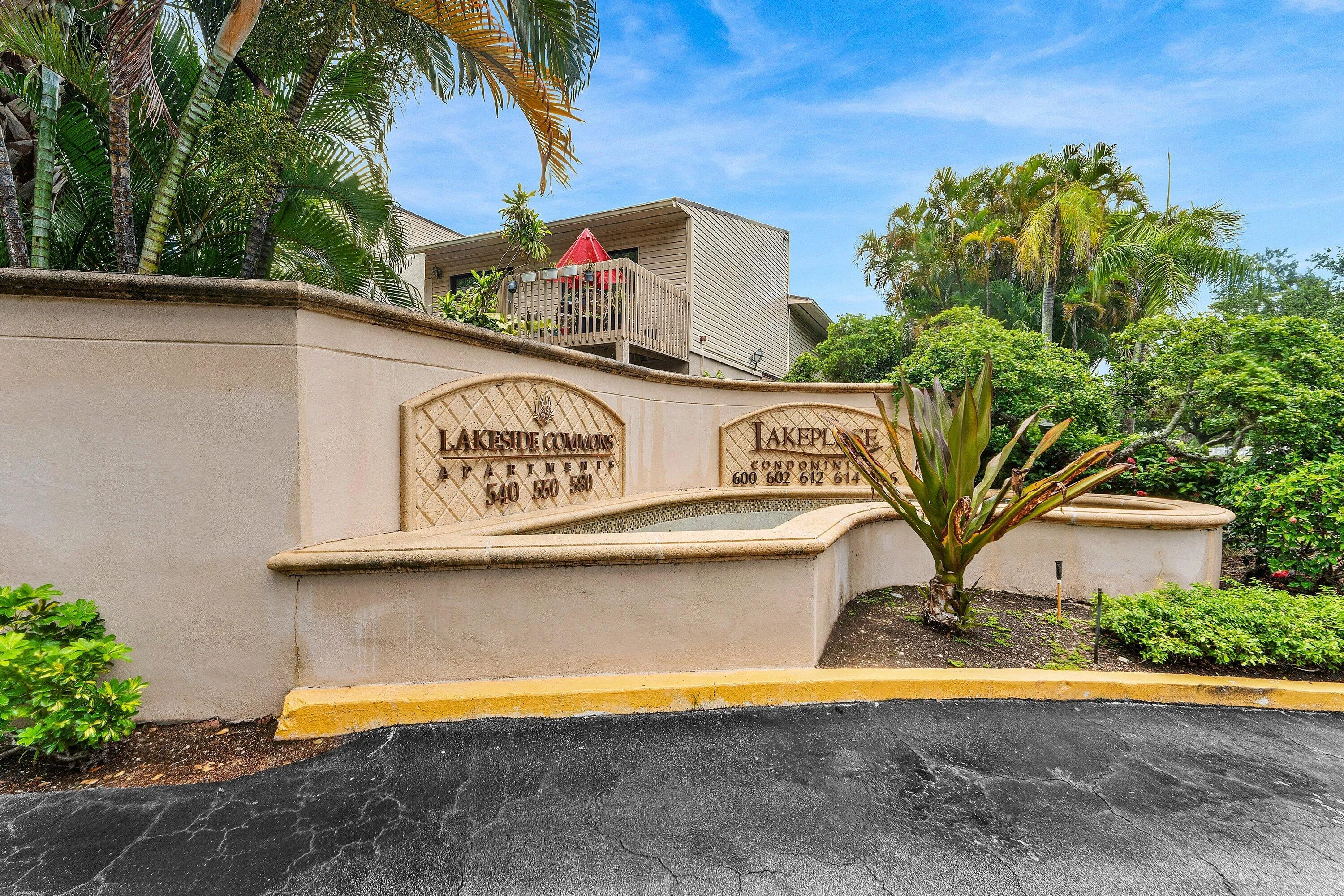 028-612ExecutiveCenterDrive-3107-WestPal