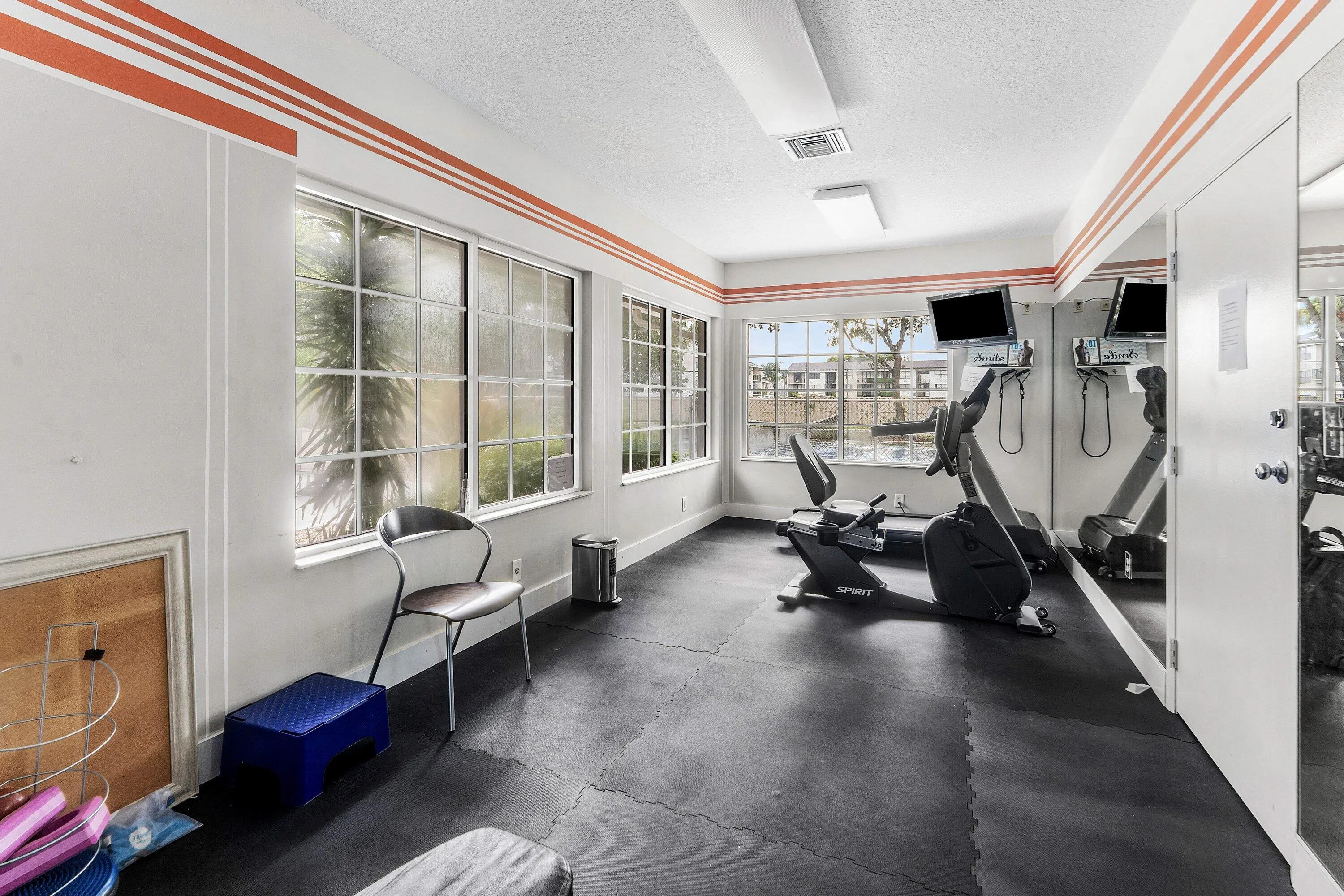 024-612ExecutiveCenterDrive-3107-WestPal