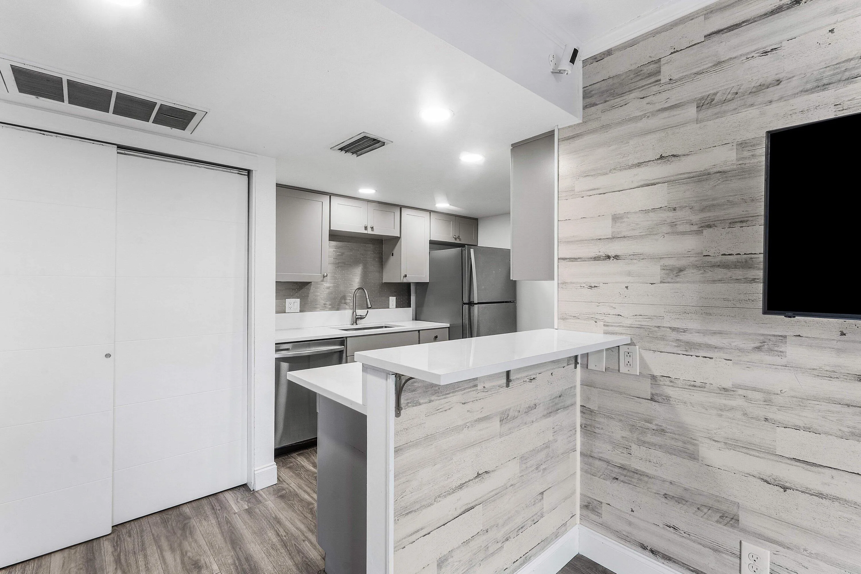010-612ExecutiveCenterDrive-3107-WestPal
