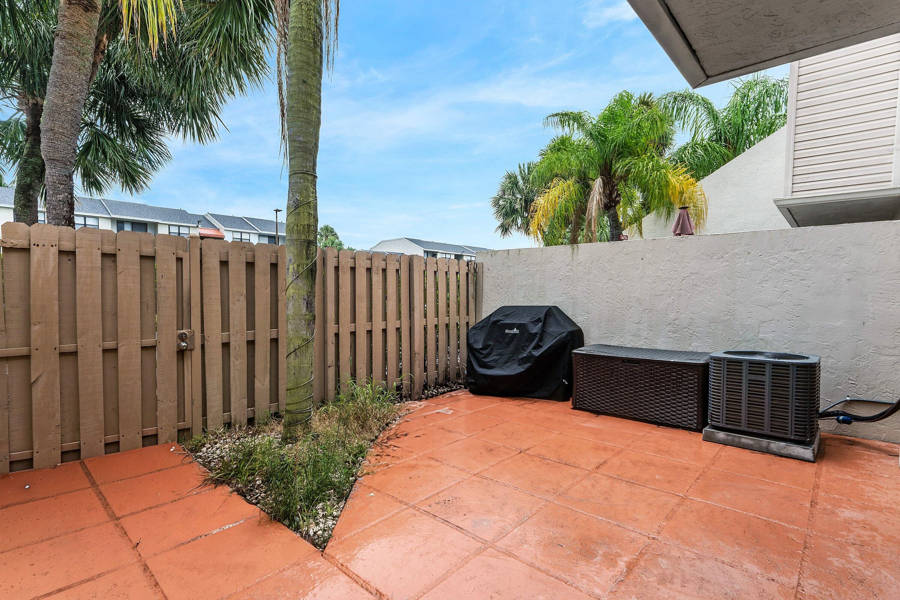 006-612ExecutiveCenterDrive-3107-WestPal