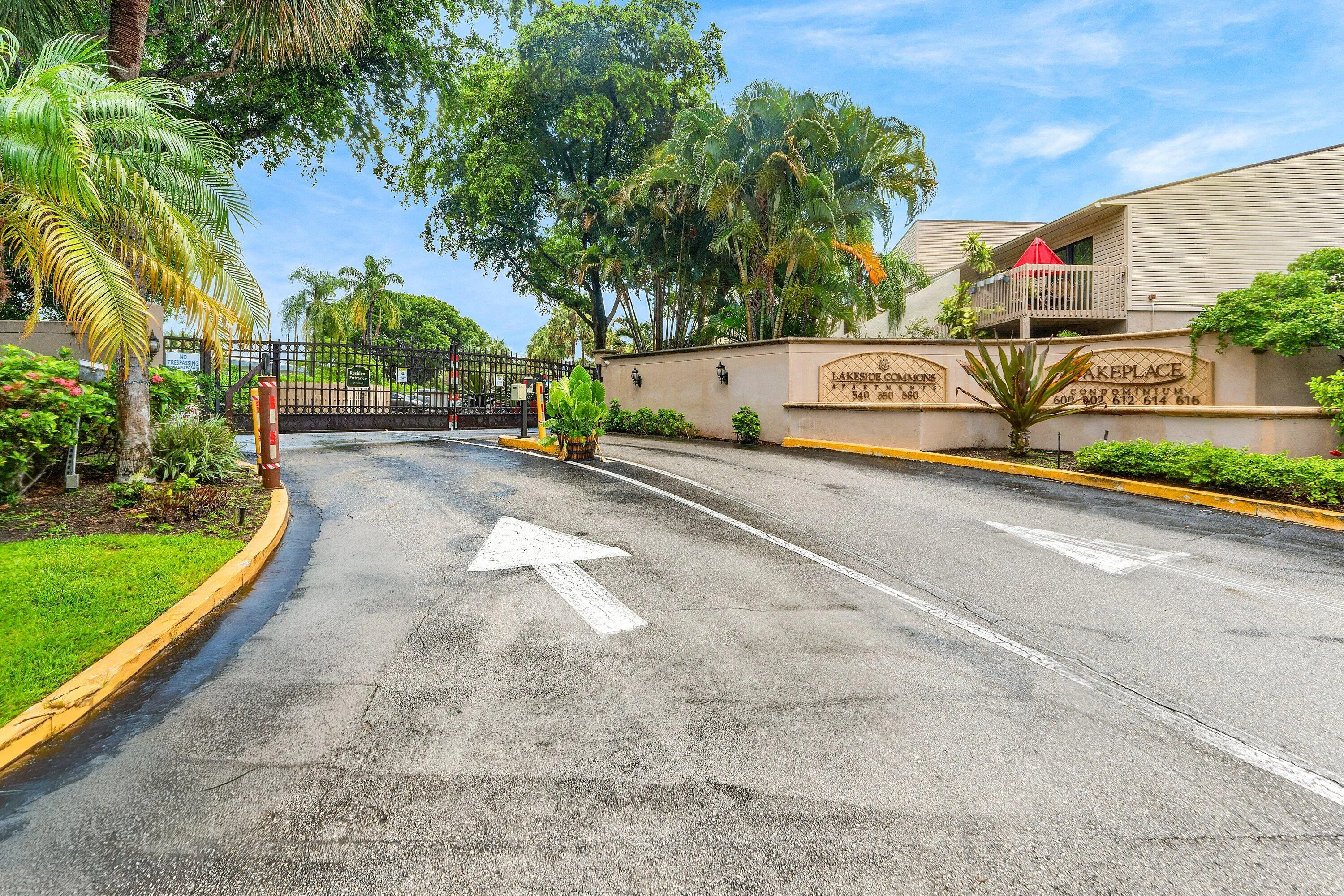 027-612ExecutiveCenterDrive-3107-WestPal