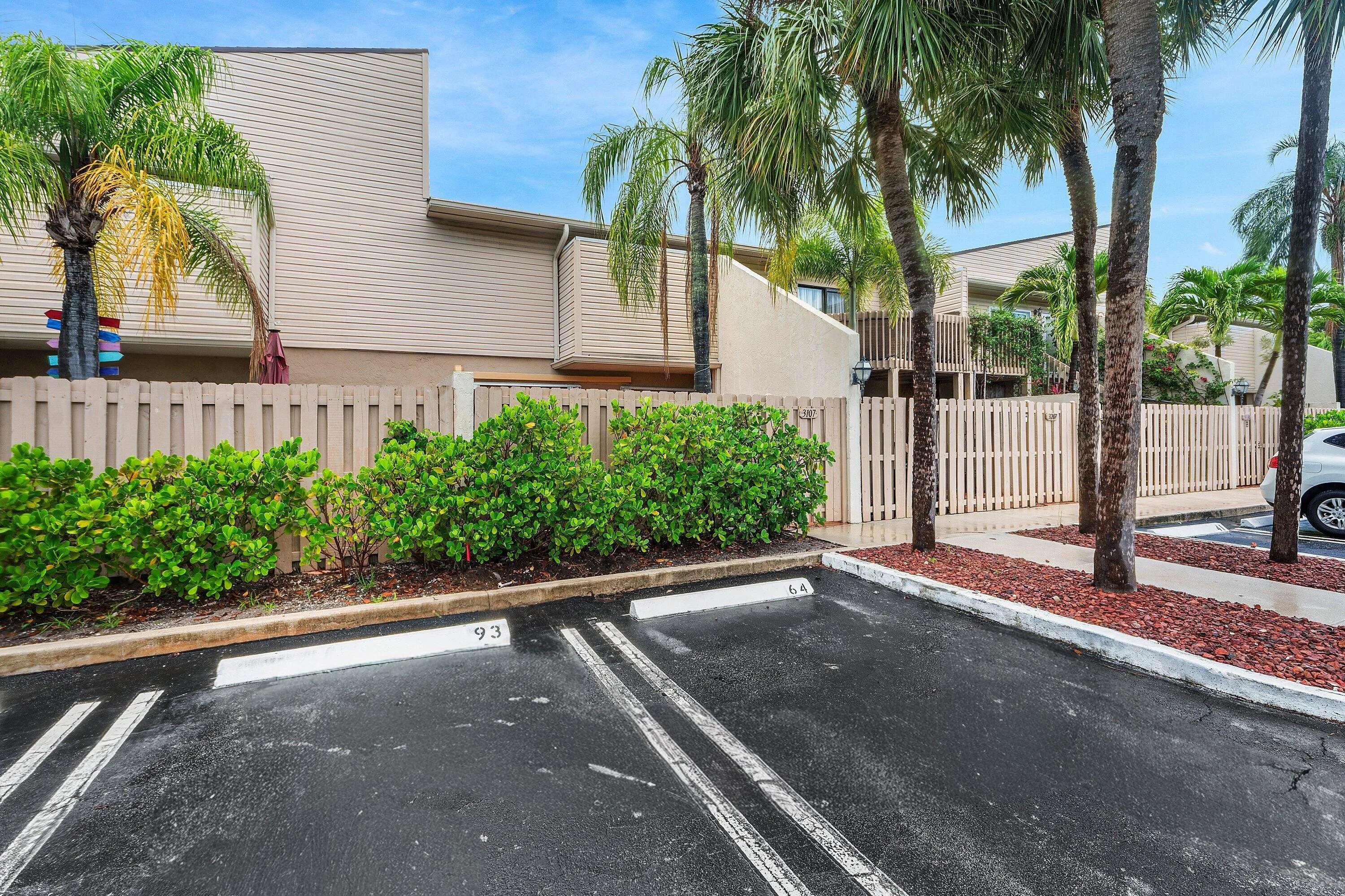 003-612ExecutiveCenterDrive-3107-WestPal