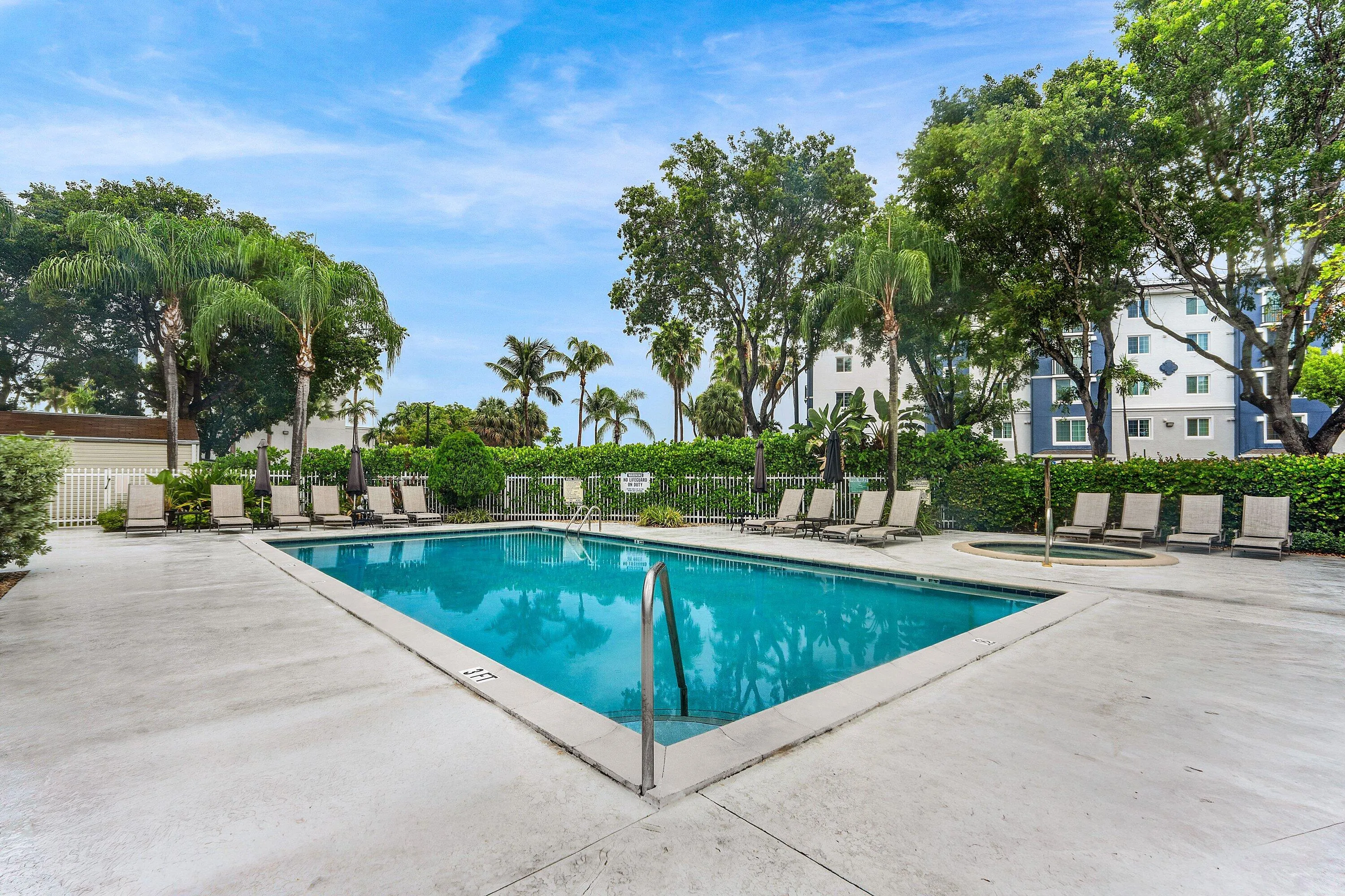 025-612ExecutiveCenterDrive-3107-WestPal