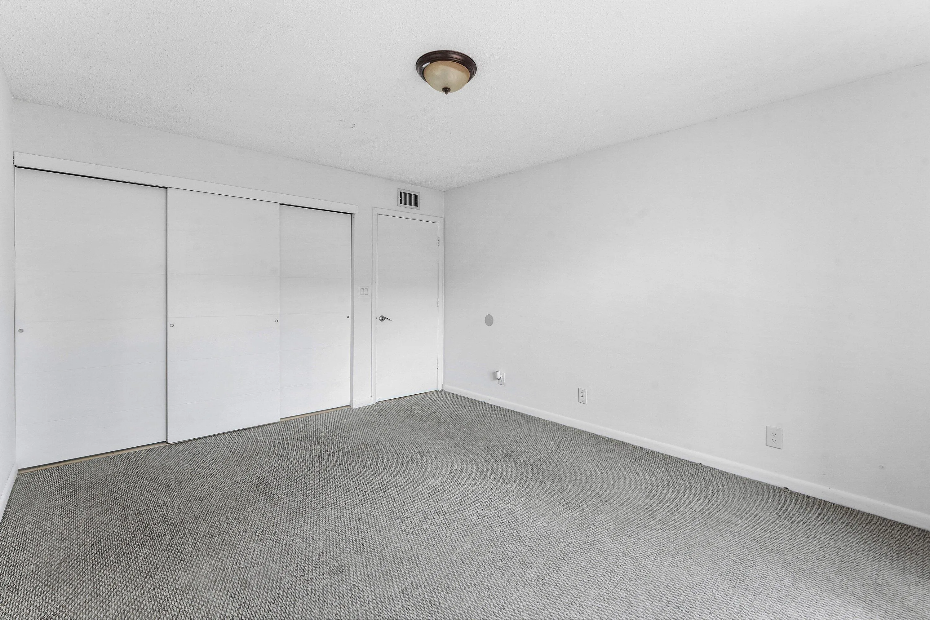 019-612ExecutiveCenterDrive-3107-WestPal