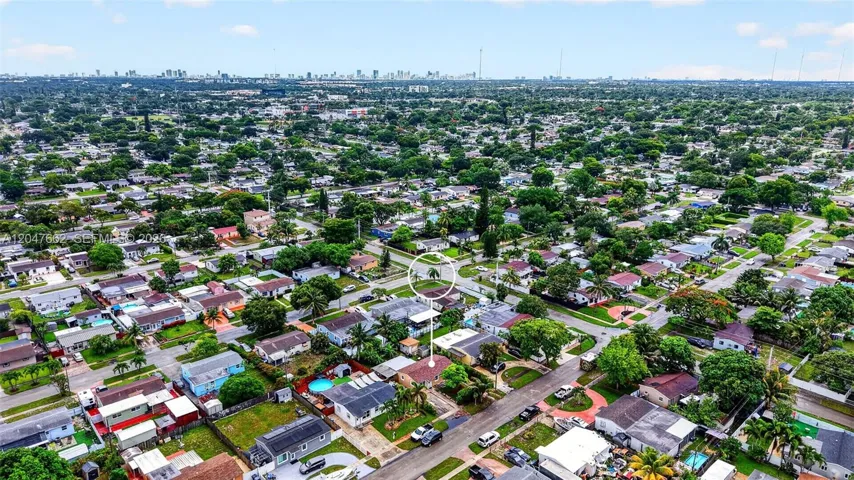 Nice proximity to beach condos and downtown Hollywood. Green tree lined neighborhood