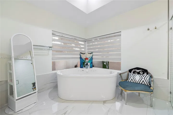 Bonus Room Bathtoom