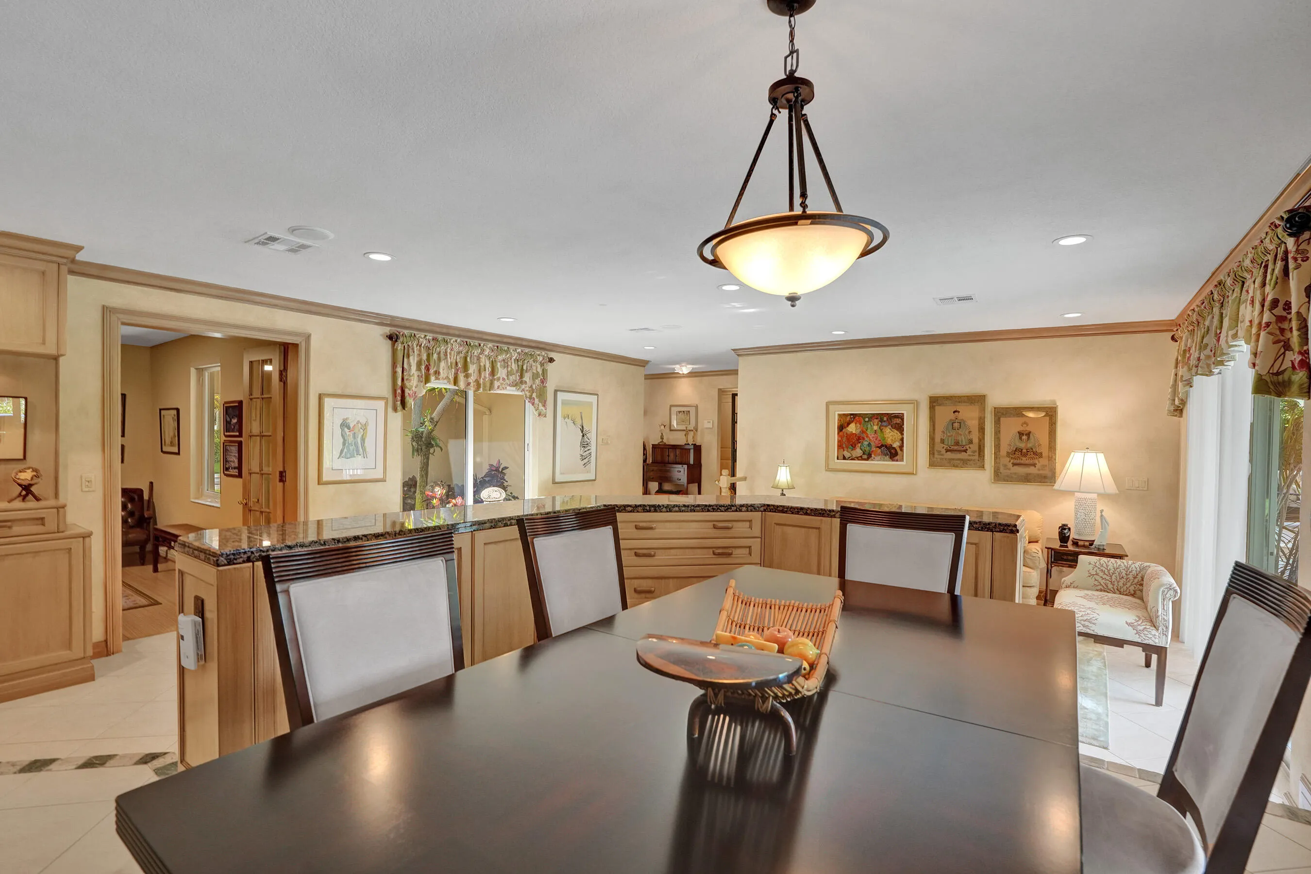 Dining room.