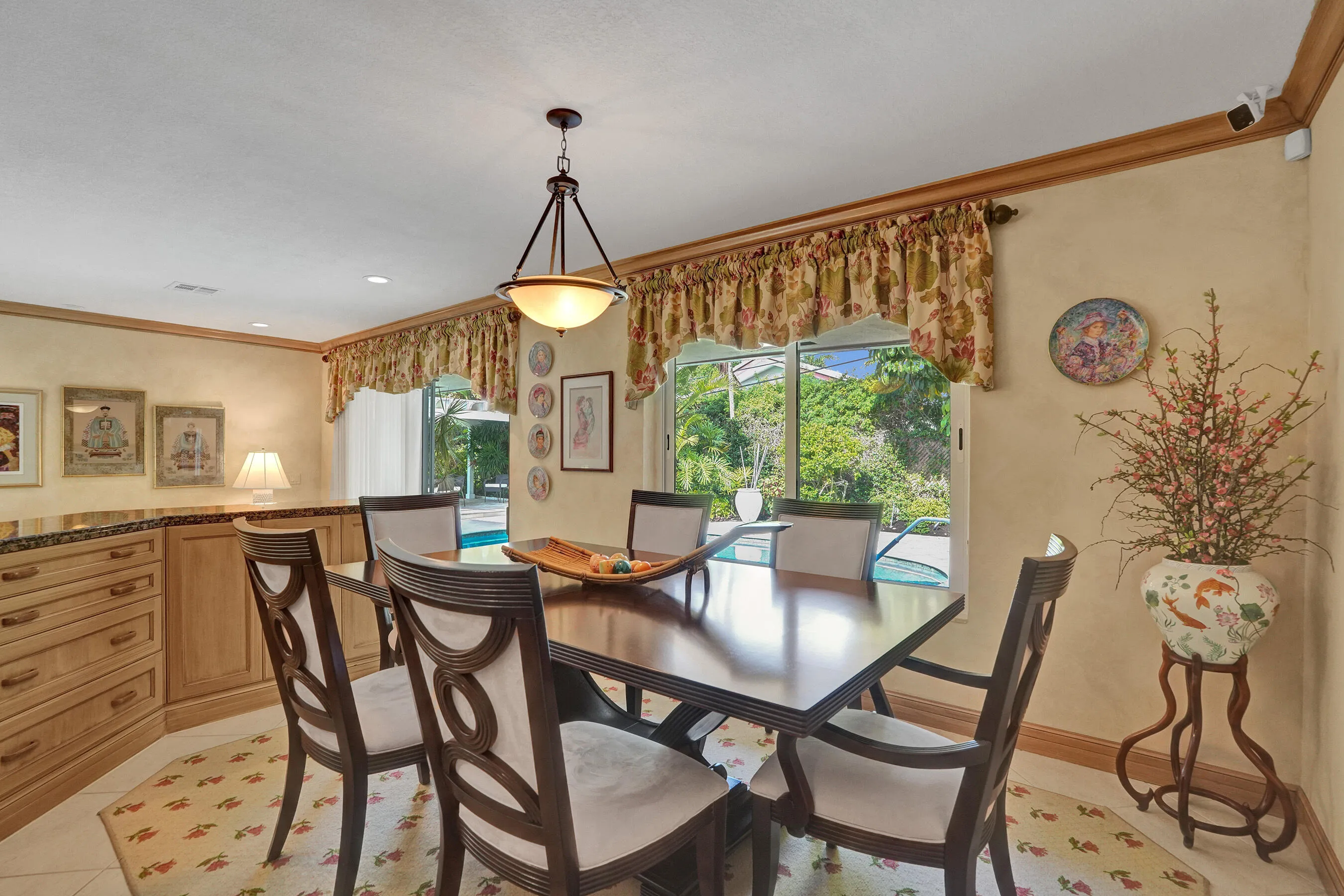 Dining room.