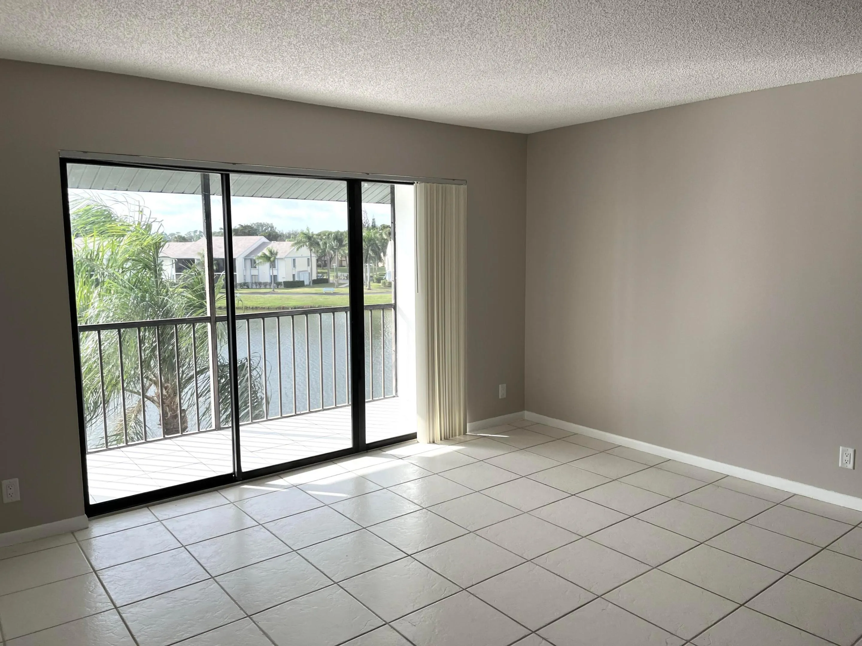 Living room : beautiful lake view