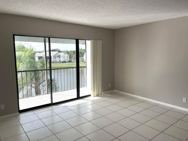 Living room : beautiful lake view