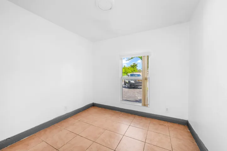 124 SW 10TH 3