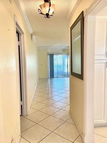 105 Oxford Foyer Entry