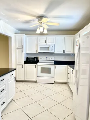 105 Oxford Full Kitchen