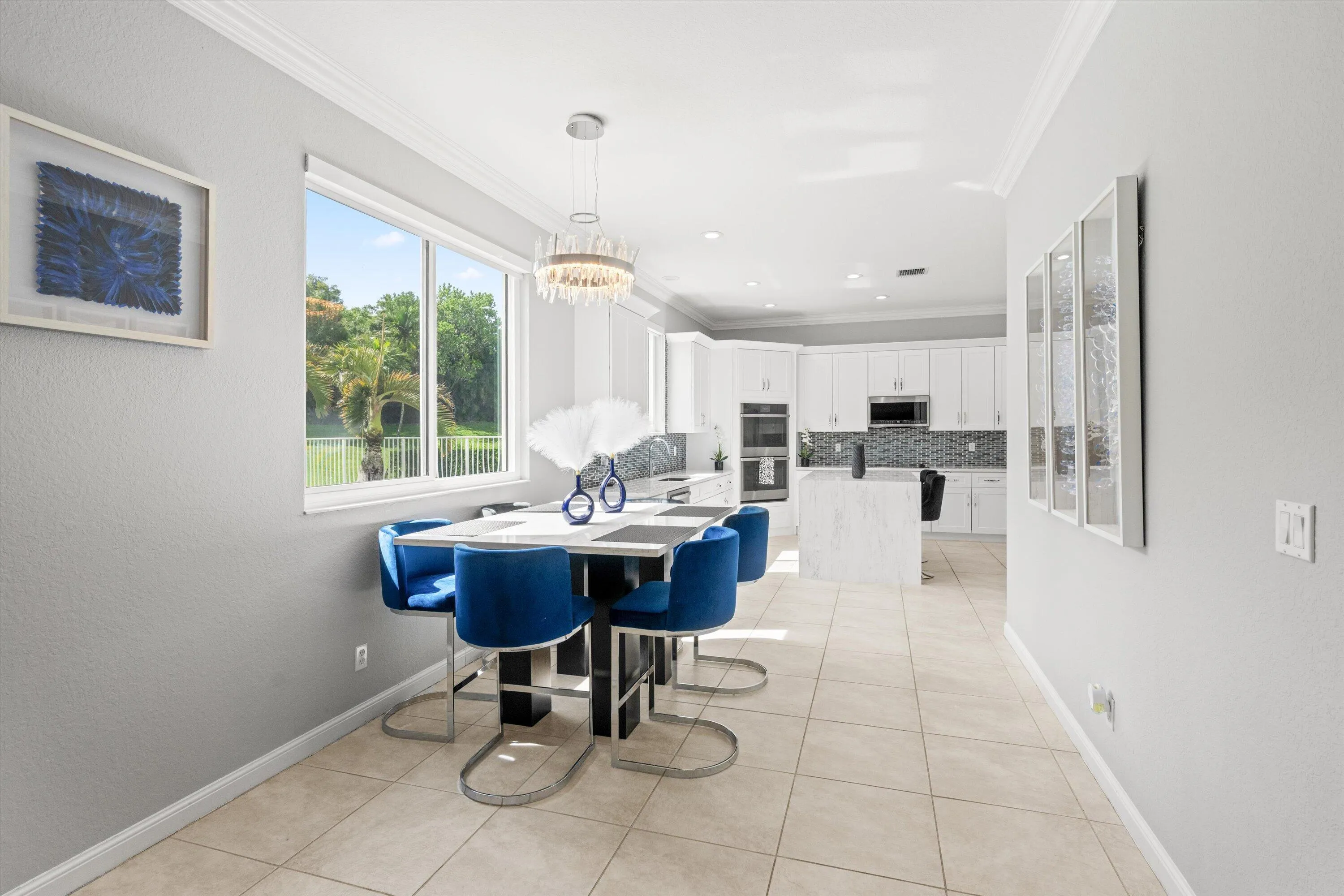 eat-in kitchen