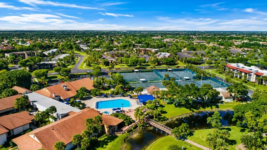 An impressive collection of amenities surrounded by lush tropical landscaping & scenic lakes,