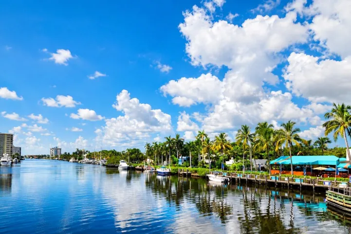 Enjoy the best of South Florida with nearby beaches, marinas, shopping, & popular waterfront restaurants like Deck 84.