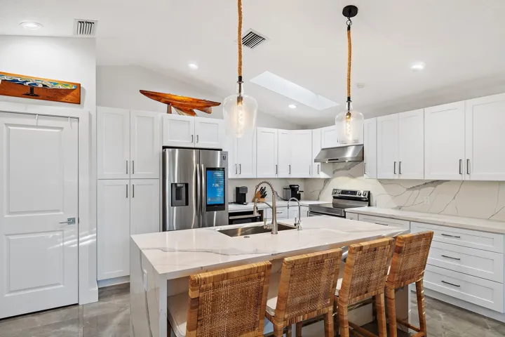 064-8565SEPalmSt-HobeSound-SMALL