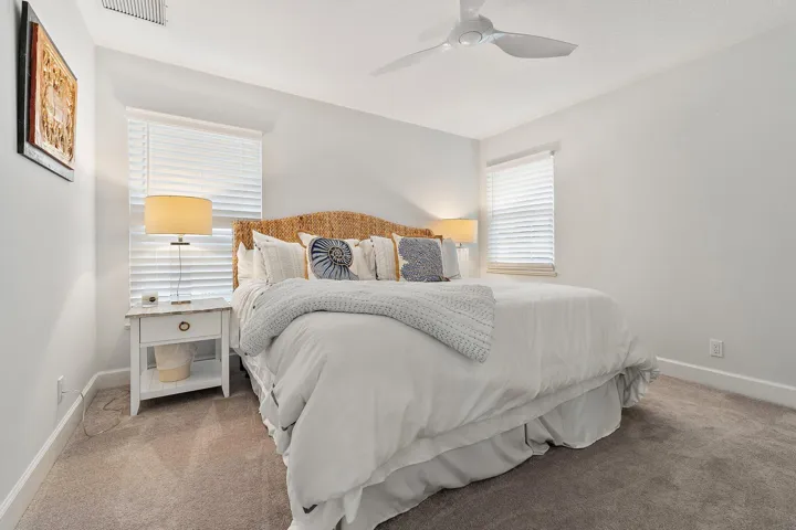 093-8565SEPalmSt-HobeSound-SMALL