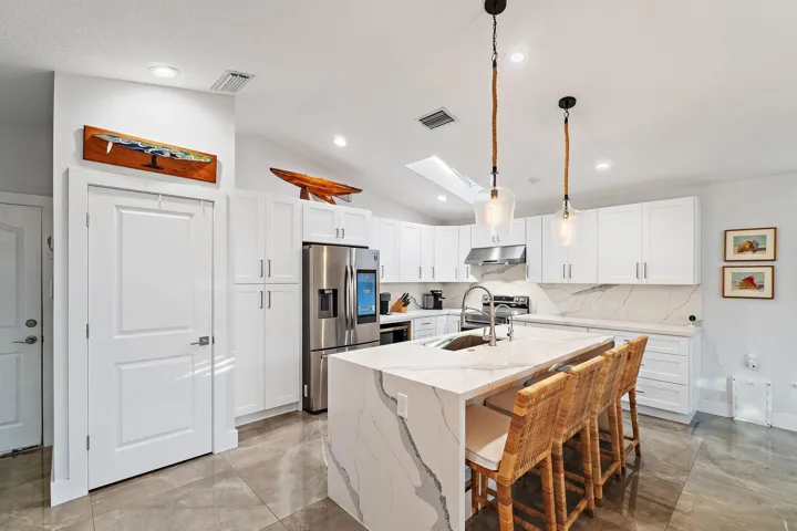 063-8565SEPalmSt-HobeSound-SMALL