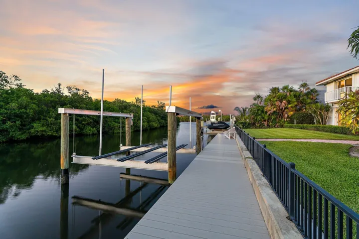 142-8565SEPalmSt-HobeSound-SMALL