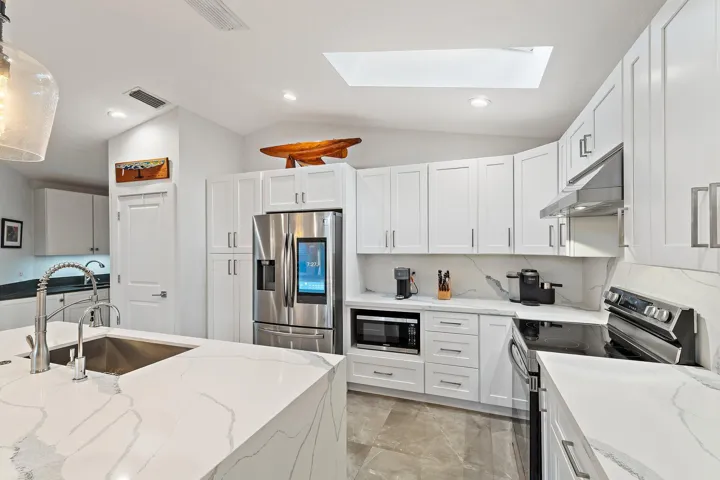 066-8565SEPalmSt-HobeSound-SMALL