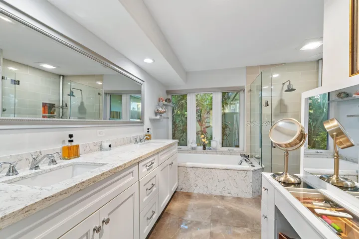085-8565SEPalmSt-HobeSound-SMALL