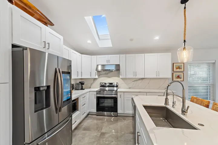 067-8565SEPalmSt-HobeSound-SMALL