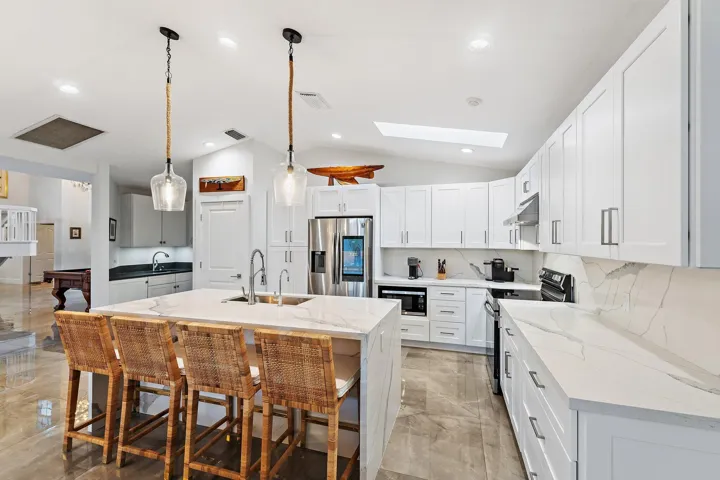065-8565SEPalmSt-HobeSound-SMALL