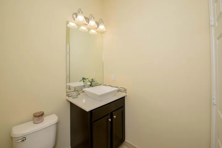 03- Half Bathroom (1)