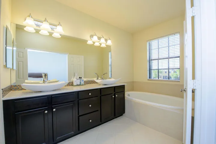 09- Master bathroom (4)