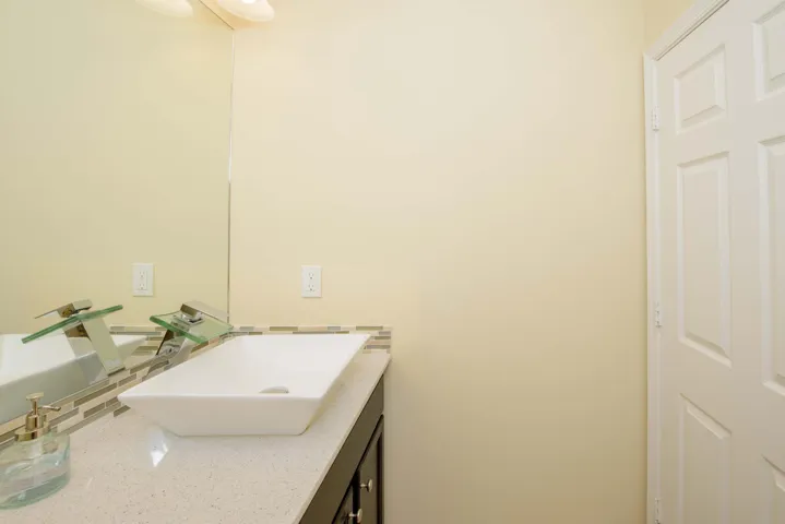 03- Half Bathroom (3)