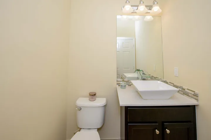 03- Half Bathroom (2)
