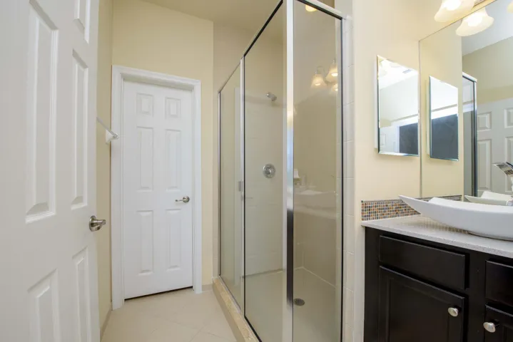 09- Master bathroom (2)