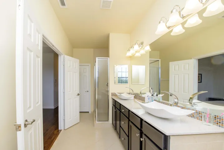 09- Master bathroom (1)