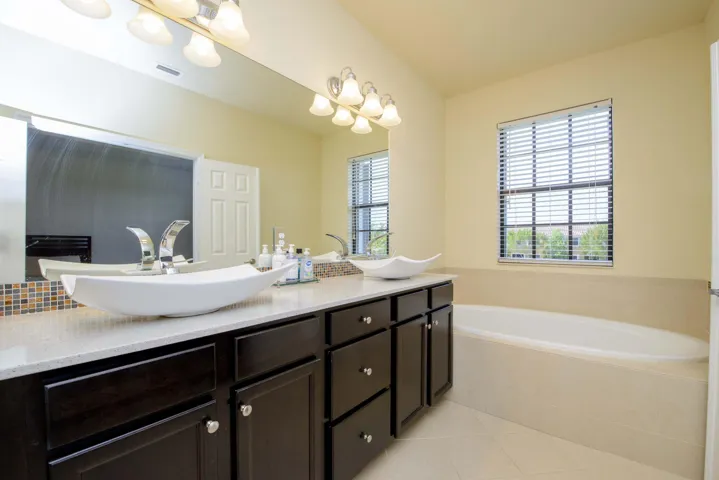 09- Master bathroom (3)