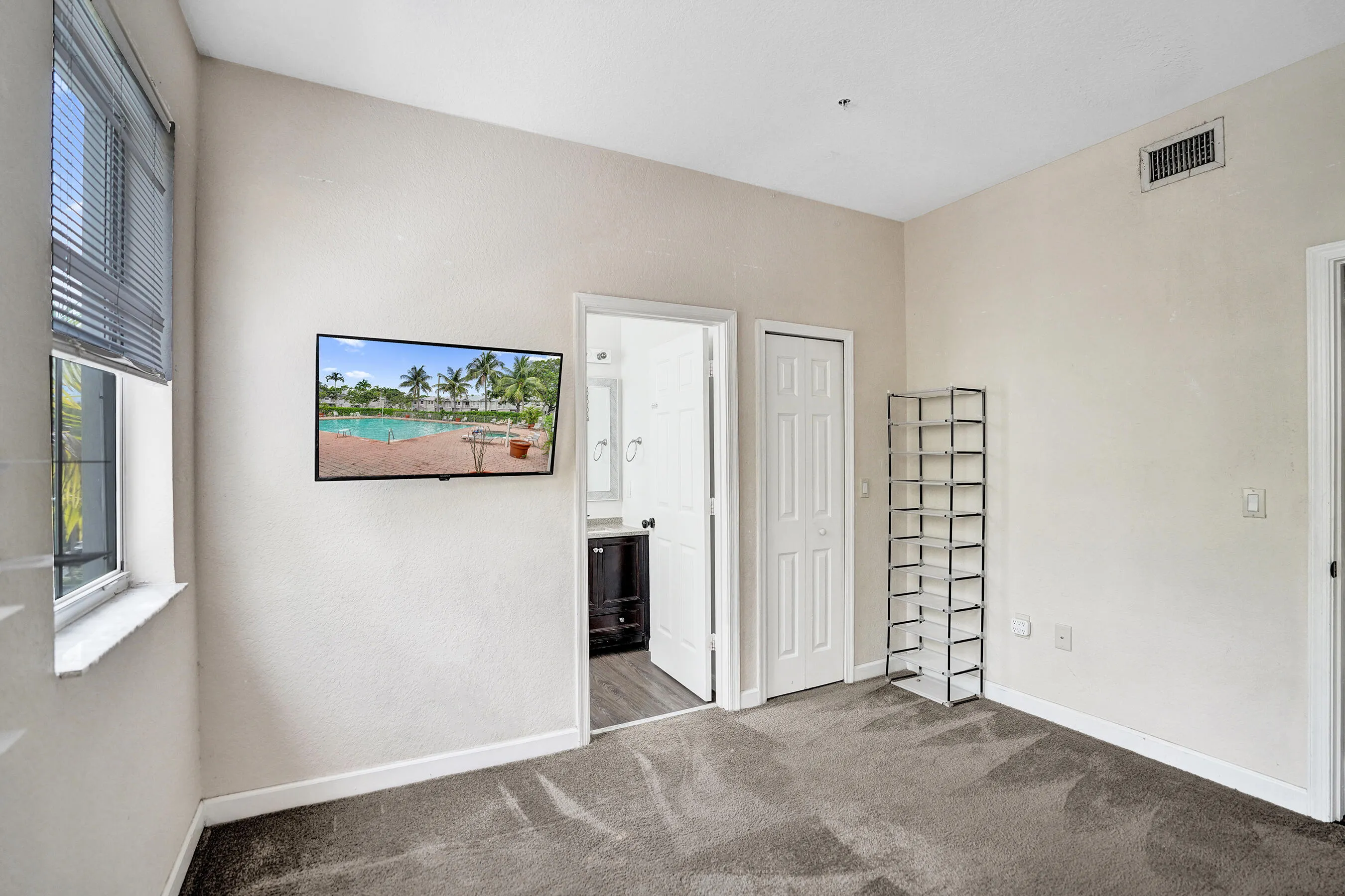 2nd Bedroom with Walkin Closet