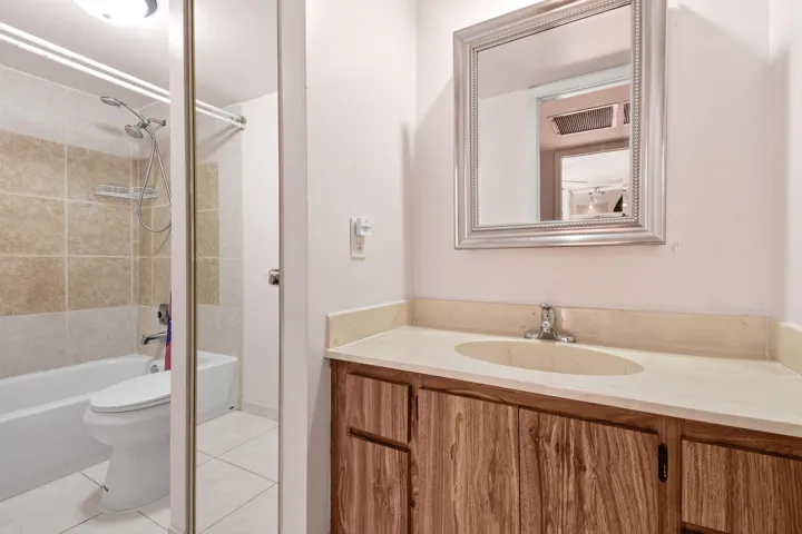 upstairs 2nd bathroom