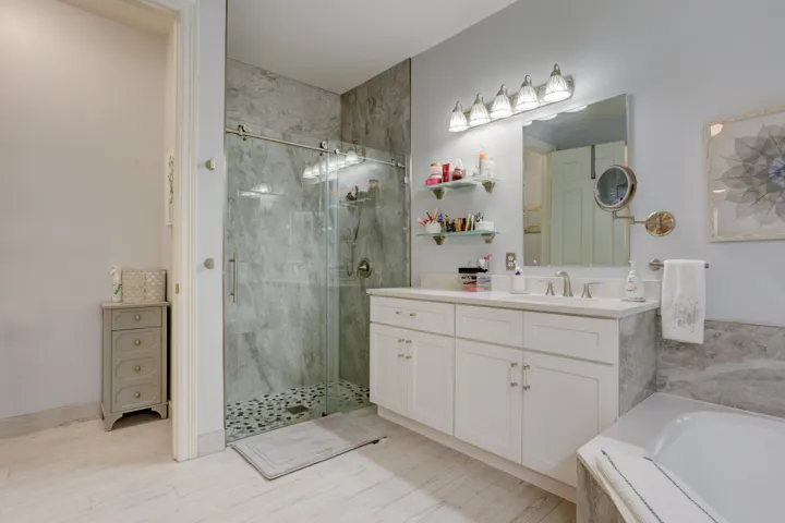 16_main bathroom