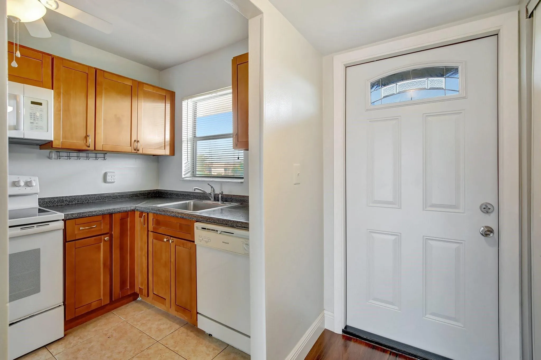 Kitchen/Entryway