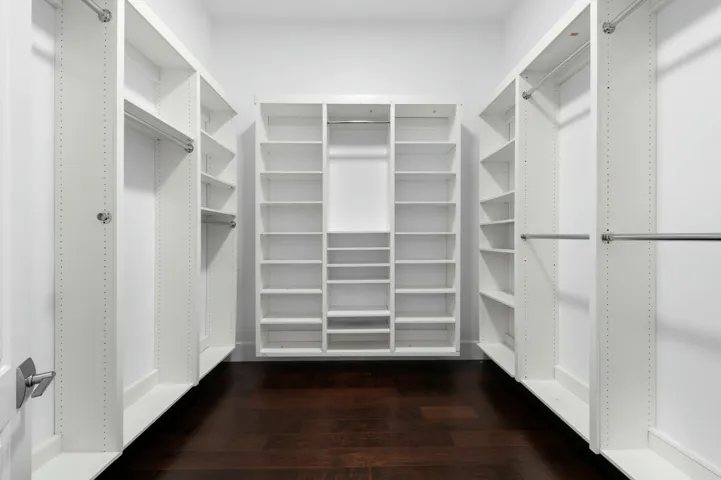 Master closet 1
