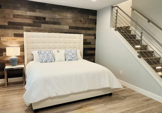 Flex space with private bathroom and closet and huge patio. Many options for the space: office, Gym...