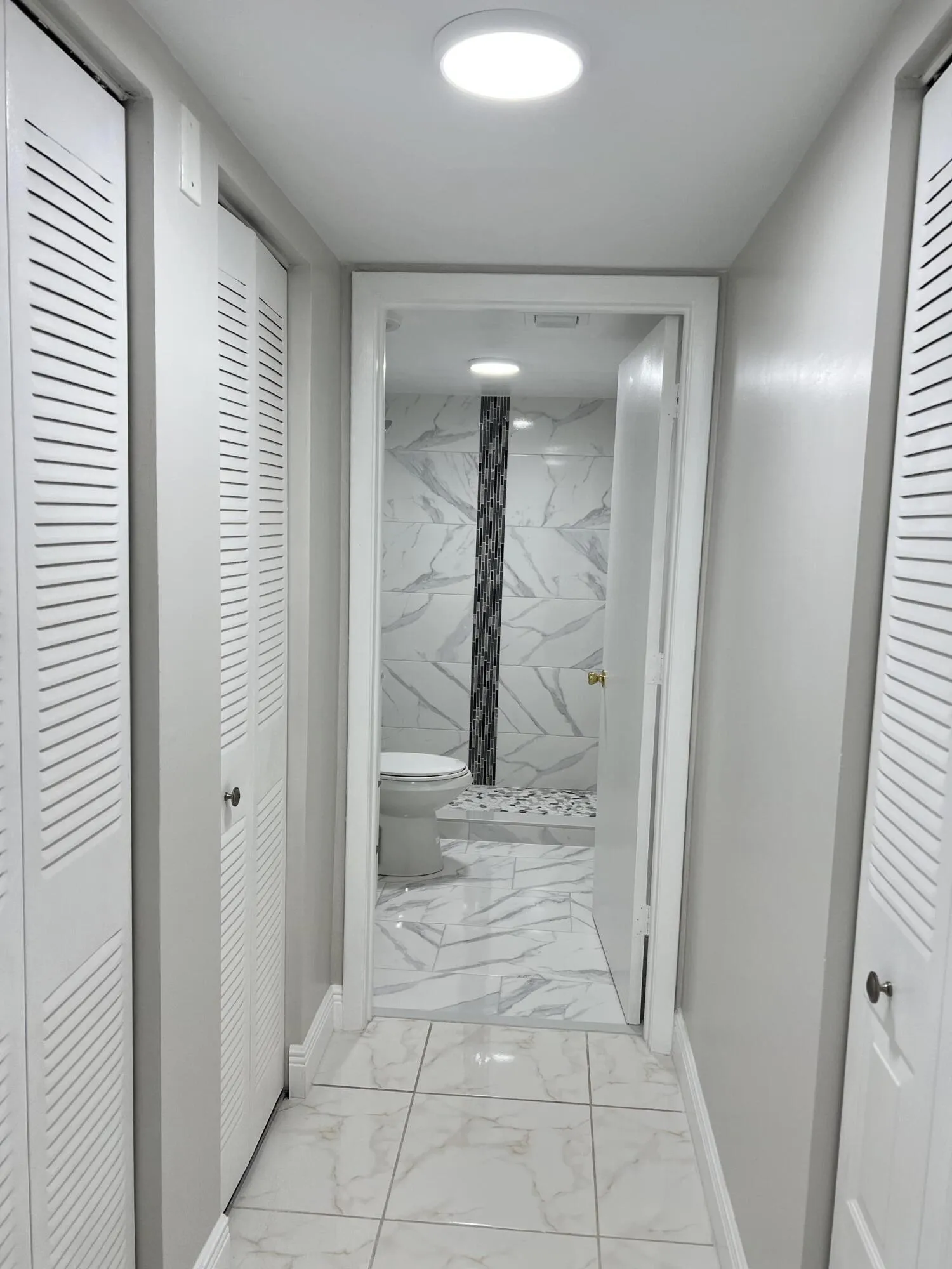 hallway to guest bth
